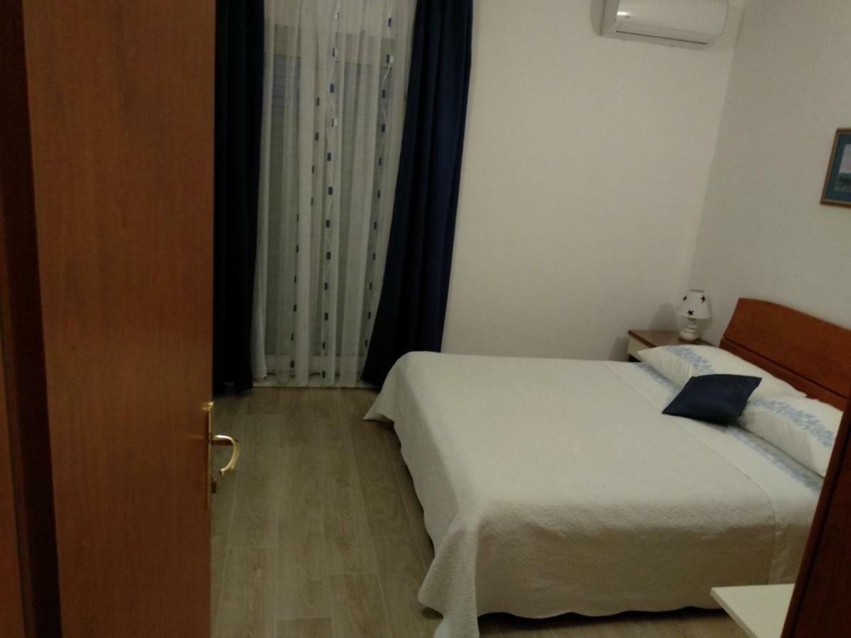Apartments And Rooms Niksa Podgora Luaran gambar